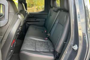 Toyota Tacoma TRD Pro Double Cab 2024, faible kilométrage, boîte de vitesses automatique, direction à gauche, pneus R20, état sombre - Product Image 6