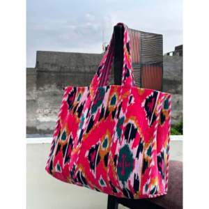 Bolso Tote de Terciopelo Ikat Rosa con Cierre Abierto, Bolso de Moda para Uso Diario, Lavable - Product Image 1