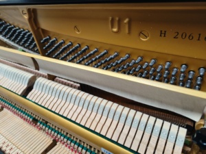 Piano droit Yamaha U1H, entretenu et accordé avec expertise, qualité garantie, occasion de qualité, choix idéal pour les artistes 2061609 - Product Image 6
