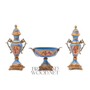 Ensemble de centre de table en porcelaine bleue antique et en laiton avec des vases ornés recouverts, décoration vintage de luxe artisanale - Product Image 1
