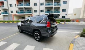 LANDCRUISER PRADO Berline 4.5L, Boîte Automatique, Sièges en Cuir, Toit Ouvrant Panoramique, 1-25000 Miles, Années 2022-2023 - Product Image 5