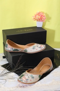 Jutti étnico con cuentas de peso ligero de calidad superior con adornos coloridos para niñas Uso de regalo disponible para la venta - Product Image 3