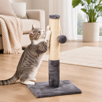 Griffoir vertical pour chat en corde de sisal avec base stable en peluche et boule suspendue pour chats d'intérieur OEM ODM