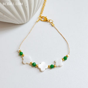 Bracelet en coquillage d'agate avec des perles vibrantes et un charme de coquillage délicat, accessoire d'inspiration plage, parfait pour toutes les occasions. - Product Image 2