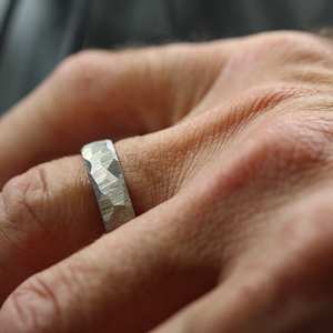 Bague de mariage en acier inoxydable faite à la main avec finition martelée, couteaux de fiançailles personnalisables de qualité bricolage, support du fabricant OEM - Product Image 4