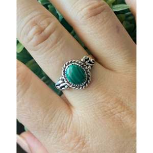 Anillo Navajo Hecho a Mano con Malaquita y Plata de Ley, Obra de Colección Cultural - Product Image 2