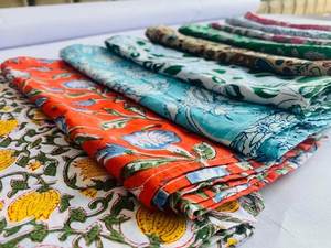 Serviettes de table imprimées en bloc de main floral indien 100% napperons en coton sur la table - Product Image 6