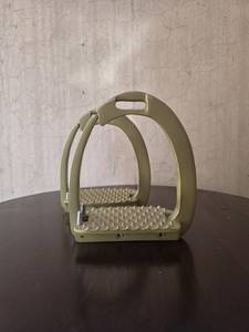 Montar a caballo de acero inoxidable con peldaños negros Peso ligero Antideslizante Estribos de caballo de acero inoxidable - Product Image 4