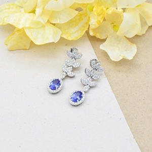 ต่างหูพร้อมส่ง ทองคำขาวแท้ 14k ประดับแทนซาไนต์ทรงรีขนาด 7x5 มม. คุณภาพระดับ SI พร้อมเพชรทรงรัศมี ดีไซน์หรูหรา - Product Image 6