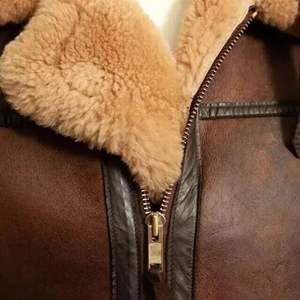 Blouson aviateur en cuir pour homme, col montant, logo frontal, vente en gros |   Veste aviateur en véritable peau de mouton shearling |   Veste de vol RAF chaude - Product Image 2