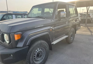 CLEAN PERFECT para LC71 CAPSULE 2.8L DIÉSEL 2024 GRIS, Volante a la Izquierda, Asientos de Cuero, Cámara Trasera - Product Image 3