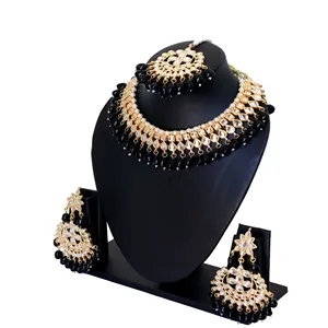 Ensemble de collier choker Kundan avec perles noires, bijoux élégants pour mariage - Product Image 2