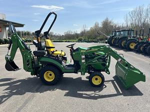 Tracteur John Deere 1025R d'occasion avec chargeur et option tondeuse, taille compacte, moteur diesel 35 CV, 4 roues motrices, siège confortable, faible nombre d'heures de fonctionnement - Product Image 2