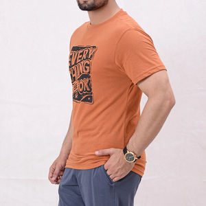 เสื้อยืดคอกลมแขนสั้นสีส้มสำหรับผู้ชาย ทรงปกติ สีพื้น ผ้าถักลำลอง - Product Image 2