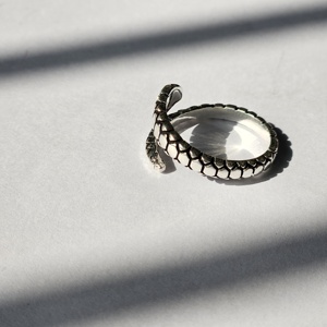 Bague serpent en argent oxydé plaine accessoire de mariage et de fête - Product Image 5