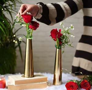 Vase en métal doré à cône fin pour la décoration intérieure, vase décoratif d'intérieur en aluminium noir de haute qualité en vrac unique - Product Image 4