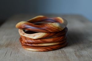 Ensemble de bijoux classiques traditionnels en bois imperméable, bracelets en bois naturel faits à la main, bracelet de mode pour femmes, couleurs personnalisées pour - Product Image 2