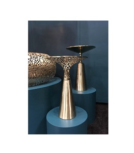 Mesa minimalista de latón diseñada para apartamentos modernos que ofrece líneas elegantes y limpias que realzan el diseño interior sofisticado. - Product Image 4