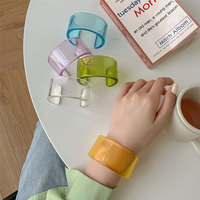 Vente en gros de bracelet jonc d'été en résine acrylique pour femmes plaqué or clair avec zircon de style néo-gothique et géométrique