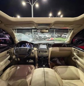 Lexus LX 570 d'occasion 2009 |   Modèle 2015 modifié, conduite à gauche, SUV 4x4, transmission automatique, essence |   Prêt à l'exportation - Product Image 2
