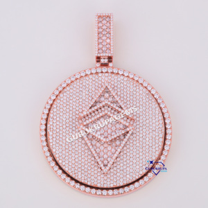 Ronde glacée avec un design complexe de diamants cultivés en laboratoire Bijoux de luxe parfaits pour un pendentif élégant de tous les jours pour hommes - Product Image 1