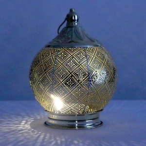 Lanterne en métal fini doré brillant fait à la main de haute qualité Lanterne de table marocaine décorative pour la maison - Product Image 2