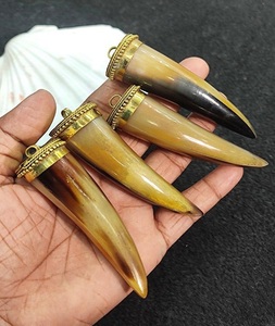 Classique Imitation Perle Pull Collier Accessoire Religieux À La Mode Cadeau Poli Corne De Buffle Pendentif avec Chaîne De Lame De Luxe - Product Image 3