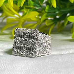 แหวนฮิปฮอปผู้ชายแบบ Iced Out เงินแท้ 925 สั่งทำพิเศษ ประดับเพชร VVS มอยส์ซาไนต์ทรงกลมและทรงบาแกตต์ สำหรับแร็ปเปอร์ แหวนฮิปฮอป - Product Image 6