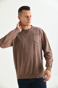 เสื้อสเวตเชิ้ตผู้ชายสไตล์พรีเมียม ลุคยุ่งๆ ล้างสีแบบ Acid Wash ผ้าฟลีซหนานุ่ม ทรงโอเวอร์ไซส์ ไหล่ตก สไตล์ลำลอง รับผลิตแบบ OEM และ Private Label เสื้อผ้าแนวสตรีท - Product Image 3