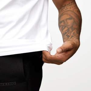 เสื้อยืดผ้าฝ้ายแขนสั้นสำหรับผู้ชายเสื้อยืดสีดำพิมพ์โลโก้ - Product Image 5