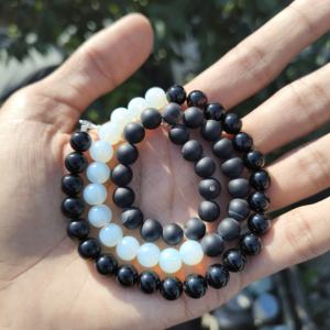 Collar de Perlas Lisas de Ónix Blanco y Negro con Baño de Plata sobre Latón, Joyería Clásica para Bodas - Product Image 1