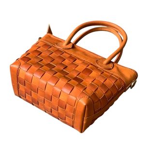 Sac fourre-tout tissé en cuir véritable durable pour femmes sac à main décontracté mode sac à bandoulière style vintage fait à la main d'Indonésie - Product Image 5