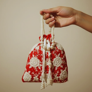 Bolso de Mano Rojo Bordado a Mano con Decoración de Perlas y Cadena de Cristal para Fiestas y Eventos - Product Image 5