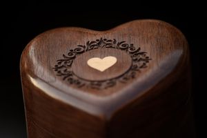 Boîte à bijoux en bois en forme de cœur personnalisée, organisateur en bois naturel artisanal pour bagues, boucles d'oreilles, article cadeau - Product Image 3