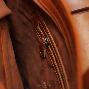 Elegante Bolso Tote de Cuero Batik Indonesio para Mujer con Cuero Vacuno de Grano Completo y Diseño de Cremallera Segura - Product Image 2