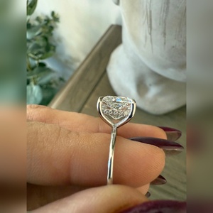 Bague de fiançailles en diamant de laboratoire taille coussin 3 carats, or massif 18 carats, luxe, certifiée IGI, clarté VVS1, achat en gros, expédition mondiale, fournisseur - Product Image 1