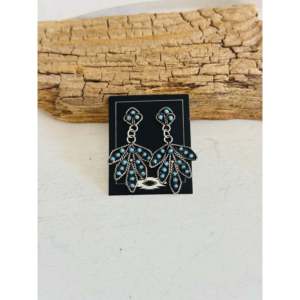 Boucles d'oreilles pendantes Zuni faites à la main en turquoise de Kingman et argent sterling, design à tige - Product Image 1