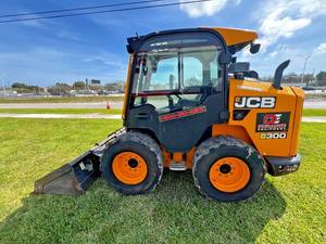 Chargeuse sur pneus compacte JCB 300 2020, chargeuse frontale, 9288 lb, 604 heures, moteur haute efficacité 74 CV, boîte de vitesses PLC - Product Image 3