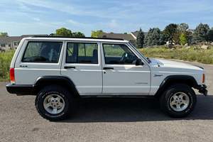 Jeep Cherokee SE 4x4 de 1999, Usado, Sin Reserva, Transmisión Manual de 5 Velocidades, Motor de 4.0 Litros de 6 Cilindros en Línea, Varias Modificaciones - Product Image 2