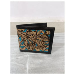 Portefeuille en cuir souple de qualité supérieure, unisexe, marron et noir, avec bordure, motif floral gravé à la main, fabriqué en Inde, plusieurs poches - Product Image 1