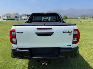 Camioneta pickup diésel de doble cabina 4x4 modelo 2024, diseñada para aplicaciones todoterreno y comerciales. Cuenta con un diseño de cuerpo robusto. - Product Image 3