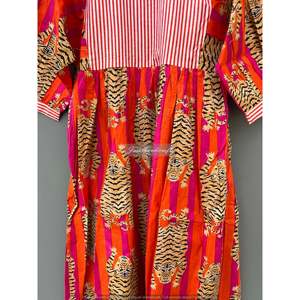 Robe midi en coton imprimé tigre, col profond, style bohème-élégant, respirante, taille naturelle, longueur genou, pour les loisirs ou les sorties en club - Product Image 4