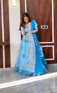 Haute qualité couleur bleue chaude Lehenga Choli Photos imprimées et brodées Lehenga choli pour les filles fête porter avec le prix le plus bas