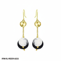 Collier tendance moderne noir et blanc avec pendentif gland doré, long bijou géométrique en résine et laiton pour femme, idéal pour les soirées