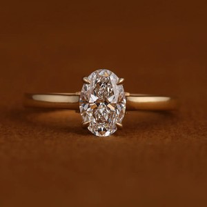 Bague de luxe en argent sterling 925 pour femmes, bijoux fins, coupe ovale classique, moissanite avec sertissage à griffes pour fiançailles - Product Image 1