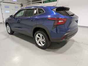 Usado, 2024 T r a x LS FWD, motor turbo de 1.2L y 3 cilindros (137 hp, 162 lb ft de torque) con transmisión automática de 6 velocidades - Product Image 4