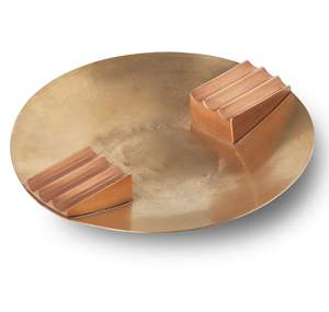 Cenicero de latón con diseño moderno que representa la belleza y la gracia, pieza de acento perfecta para casas de decoración artística - Product Image 1