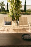 Chaise en bois artisanale avec étiquetage privé, avec des détails sculptés uniques, idéale pour les designs d'intérieur artistiques et les ambiances de décoration traditionnelle