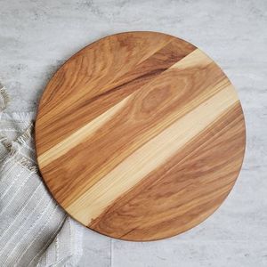 Élégante planche à découper en bois d'acacia fabriquée à la main avec un fini naturel options de marque personnalisables pour les restaurants - Product Image 5