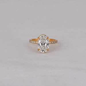 Bague de fiançailles en diamant taillé ovale de laboratoire plaqué or jaune 14KT Bague de style classique avec certification IGI brillante et glamour - Product Image 1